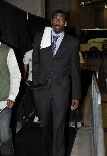 西装 lv包斯科拉耐克手包很低调艾利斯拎着lv艾弗森听歌阿泰穿着peak