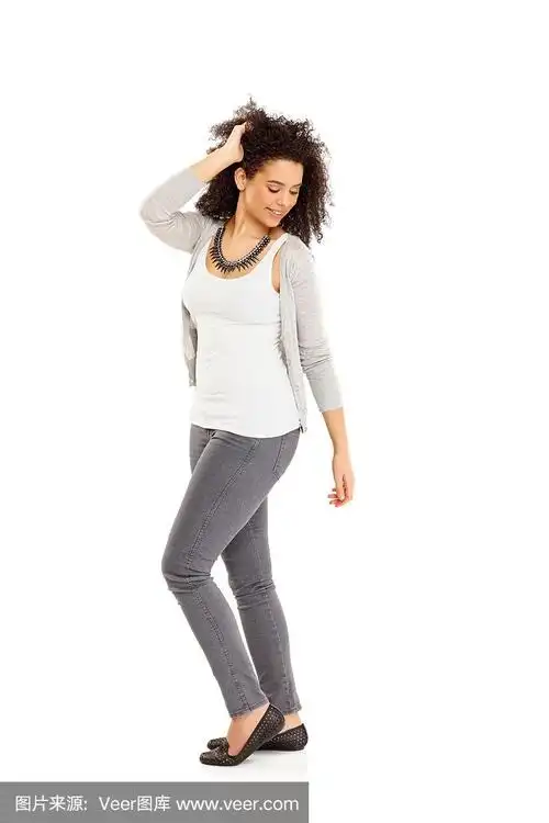 迷人的年轻女模特在白色的背景下摆姿势