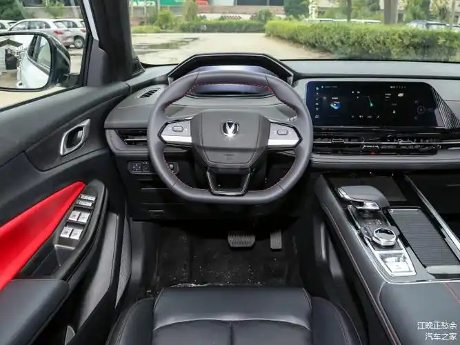 在设计上,吉利博越cool采用"starburst vision"设计语言,将车型的辨识