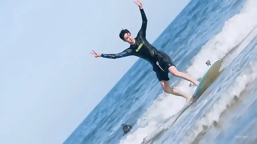 王一博夏日冲浪店 cr:logo