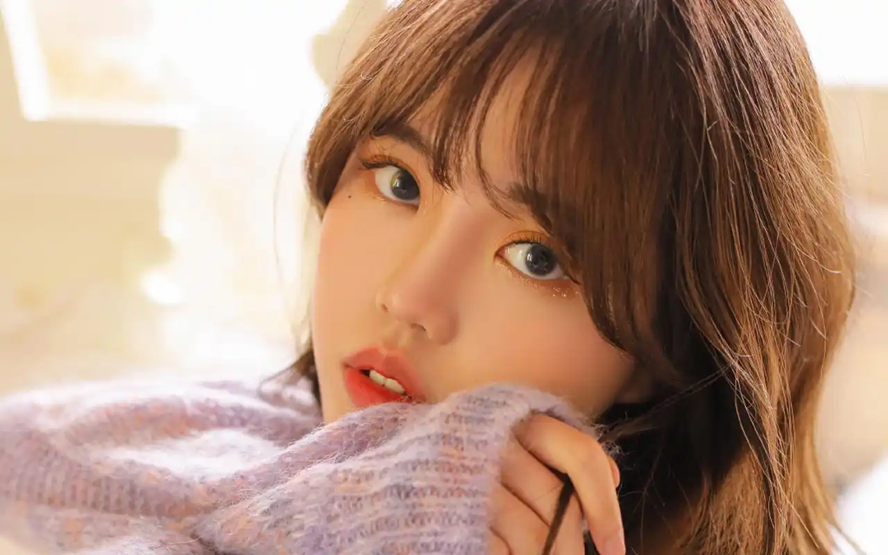 高颜值美女清新写真桌面壁纸