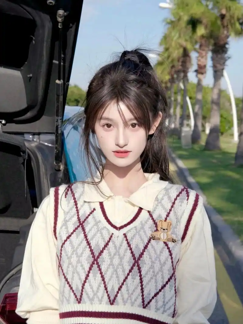 马尾下面要固定一个小黑夹 这样马尾才不会塌下去