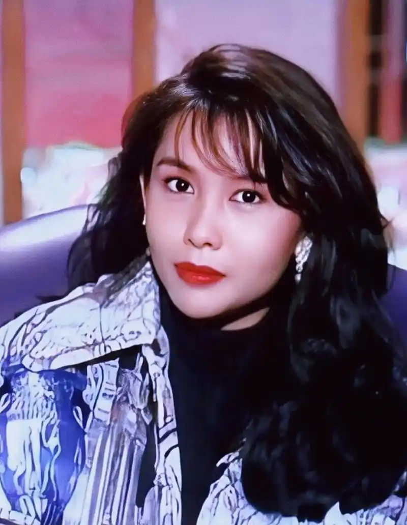 可甜可盐,风华绝代邱淑贞属于那种古灵精怪的美,俏皮灵动可爱性感,又