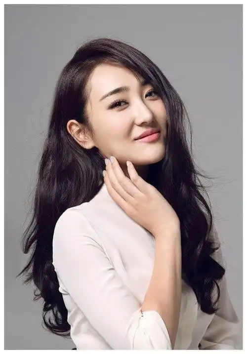 辽宁丹东女星高姝瑶能歌善舞靓丽迷人