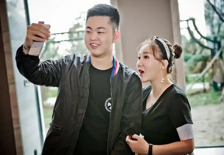 刘大美人回yy不忘踩快手,坦言yy挣得少但很稳定,网友:你要凉了!