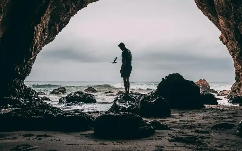 男子一个人在路上的背影