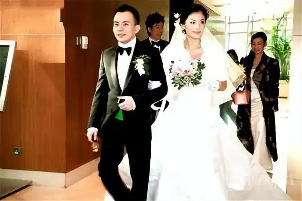 婚变传闻不断,造成这一切的原因倒不是因为王珂有了婚外情,而是刘涛用