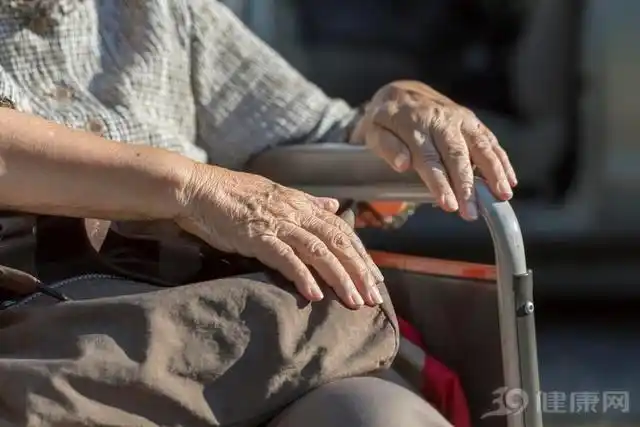 当一个失能老人拖垮一个家庭活着真的是最后的尊严吗