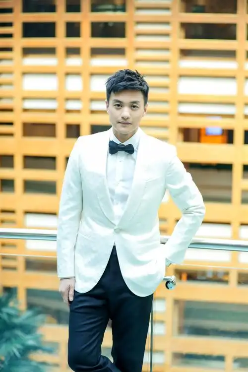 周一围西装搭配金属元素现身上海国际电影节 尽显典雅活力