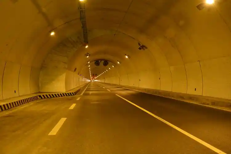 8公里的隧道,到云和收费站出口,仅仅10公里多,收费20元.