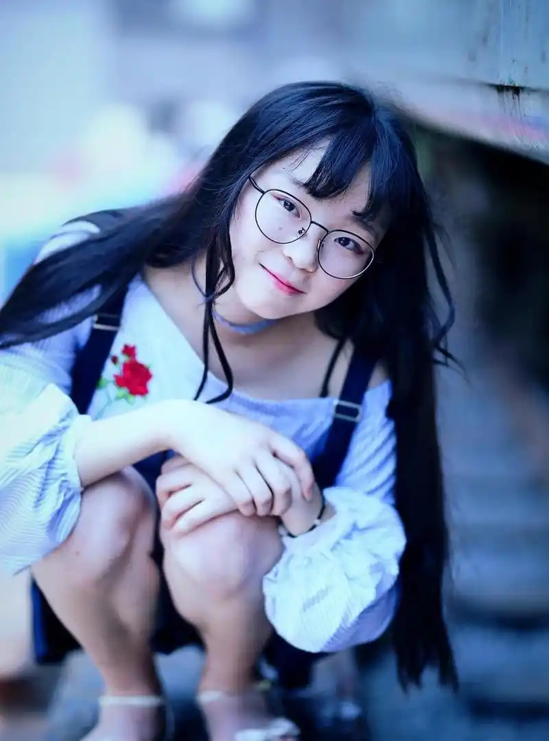 拍摄戴眼镜的微胖小女孩 #娱乐最前沿