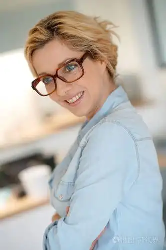 戴眼镜的中年妇女