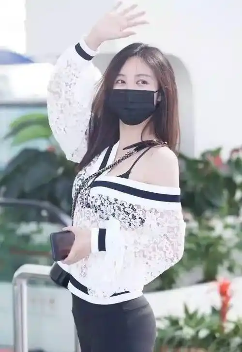 李菲儿够了啊!机场拿个东西,走个路都可以随时凹s型嘛!