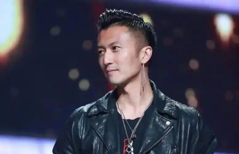 谢霆锋1980年出生,他的父亲是俗称"四哥"的谢贤,是20世纪60年代在就