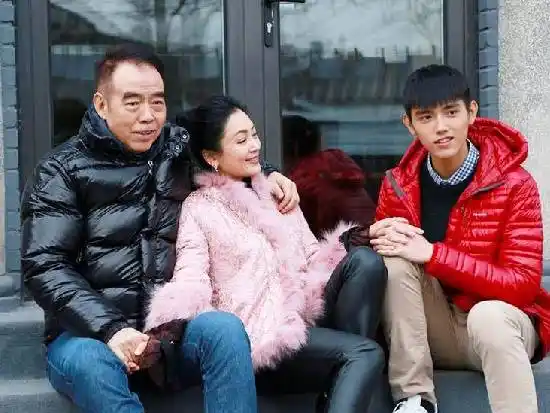 陈凯歌一家三口录制真人秀 小儿子颜值爆表