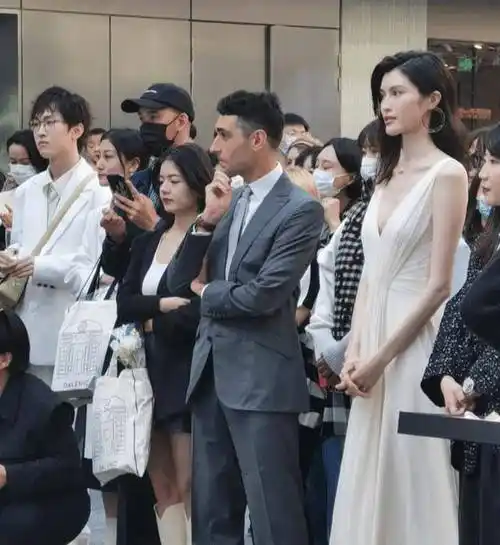 然而,他的照片状态却引起了不小的争议……有网友感叹何穗:"超模不一