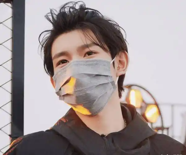 王源戴口罩上台彩排,看到他拿麦那一刻,确定他是19岁大学生?