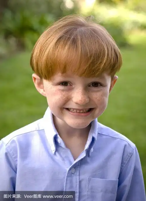 可爱的孩子在微笑,快乐的红发雀斑脸男孩在笑