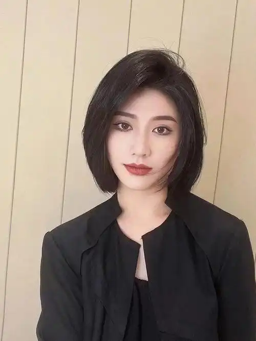 但不需要高层次打薄发尾剪碎,不然会像蘑菇头厚厚的