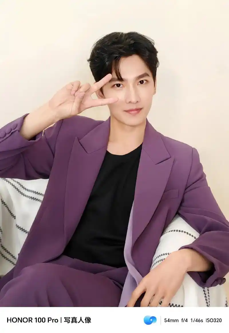 杨洋靓照.杨洋的拍照新搭紫#荣耀100 系列,随时随地,满分 - 抖音