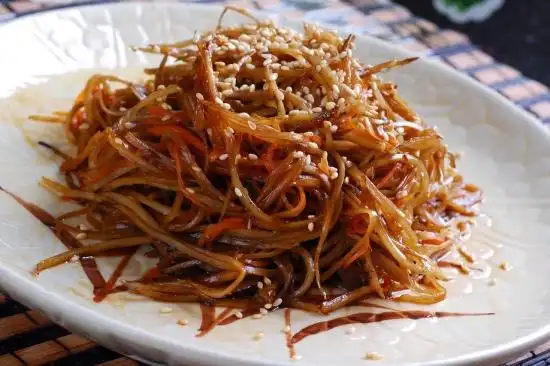 炒牛蒡根:准备牛蒡一斤,米醋两斤,胡萝卜两条.