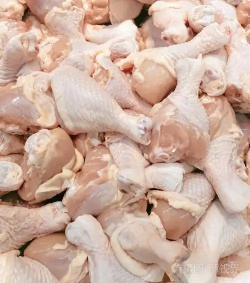 在超市出售新鲜鸡腿