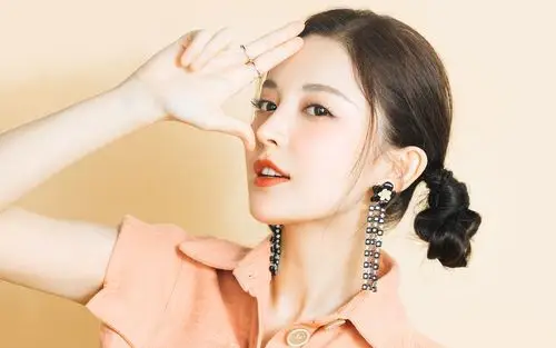 古力娜扎双丸子头甜美高清桌面壁纸