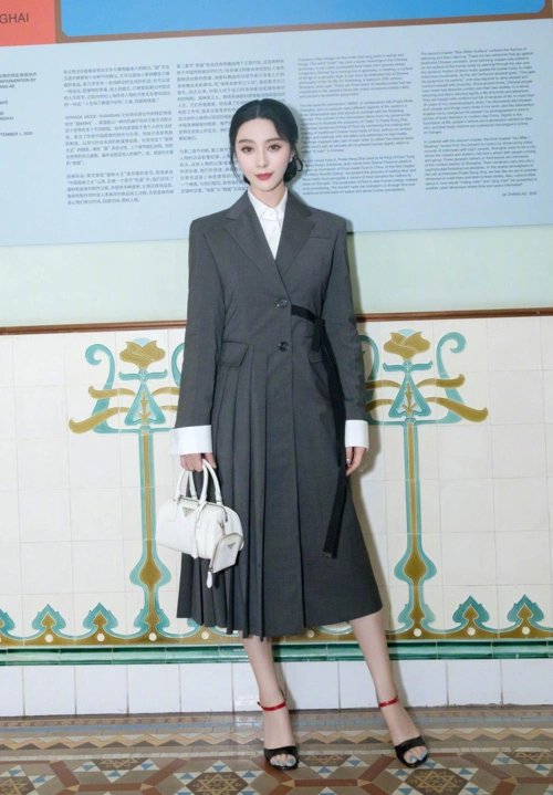 范冰冰低调起来更优雅,穿灰色西装裙配白衬衫,骨子里透着高级感