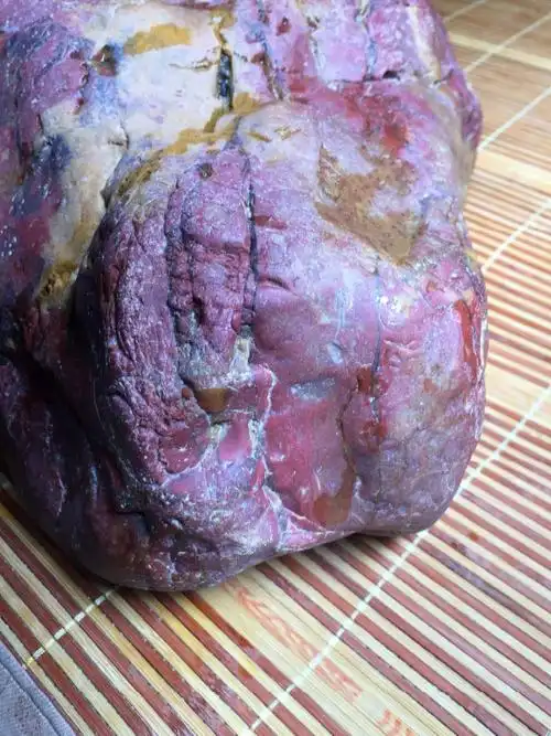 现场拍的. 这个大石头是鸡血石原石吗?