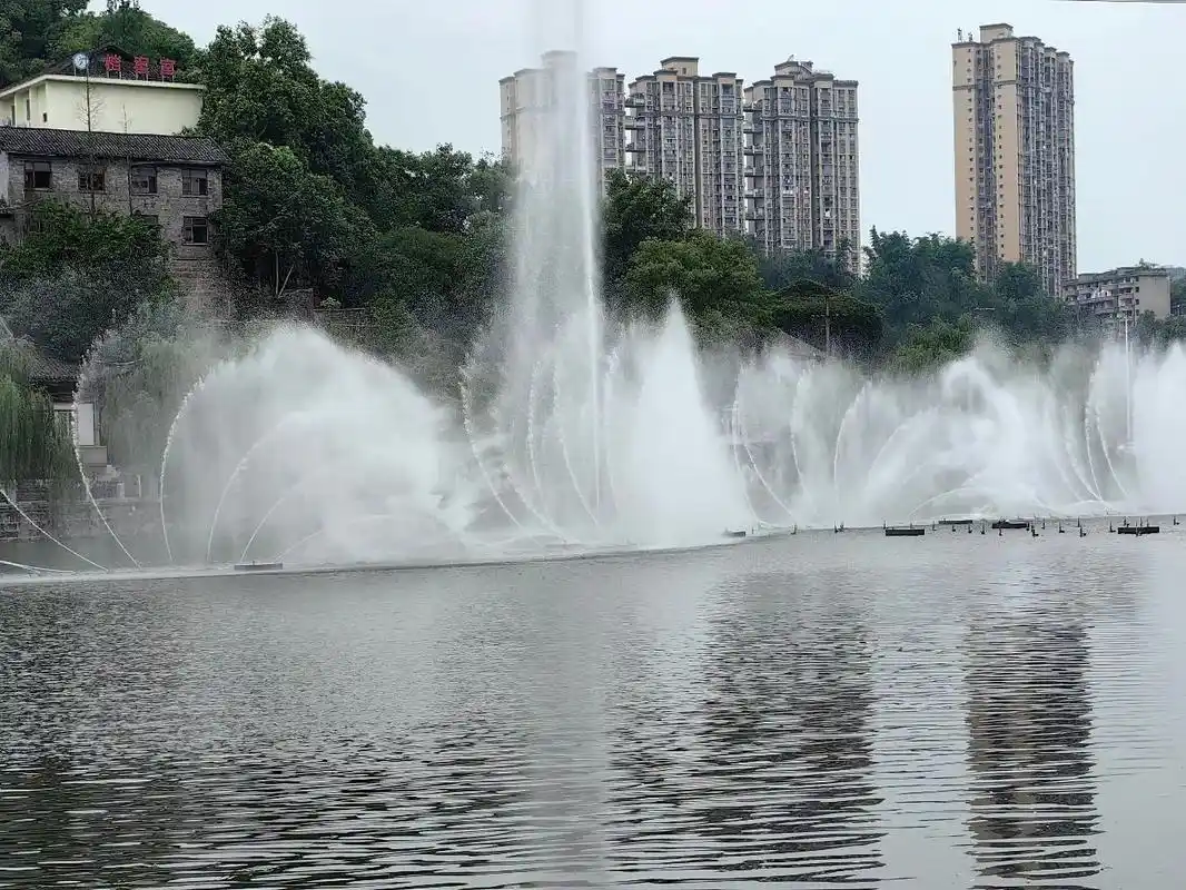 "天下西湖三十六,富顺西湖甲四川"之誉.西湖原是钟秀山,神龟山