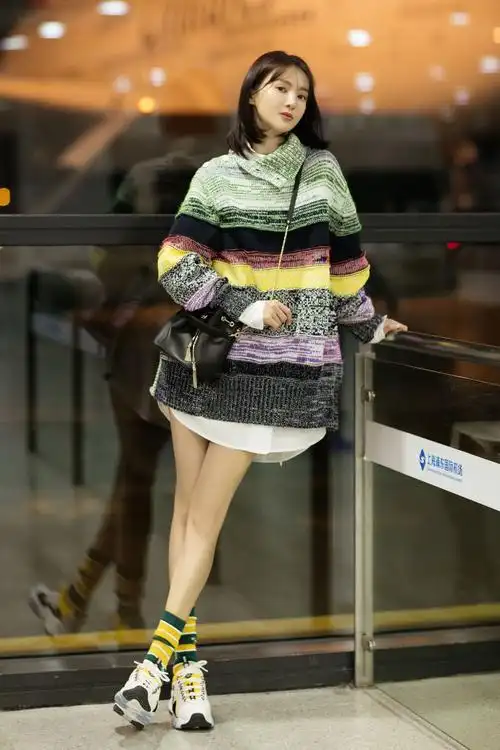 金晨前往米兰时装周 完美驾驭百变造型