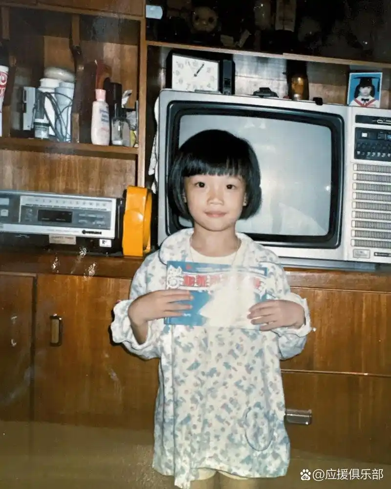 容祖儿秀儿时萌照 容祖儿在社群平台上分享与亲弟小时候的合照,可爱