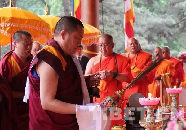 零距离揭秘:雍和宫住持 舍利塔下 藏传佛教礼佛全过程