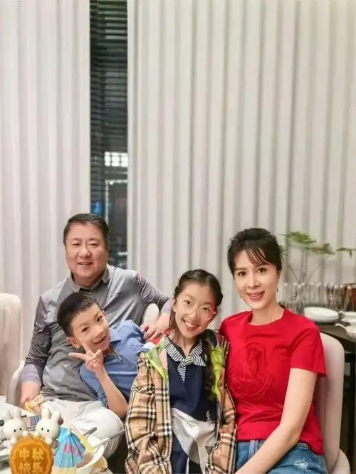 中秋之夜,"孔雀公主"金巧巧分享了与丈夫于东及孩子们一起欢度佳节的