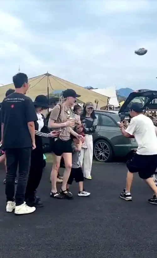 撒贝宁的妻子李白游千岛湖,穿短袖配短裤抢镜,大长腿又美又白