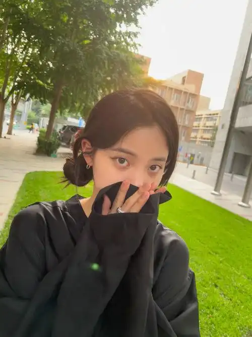 欧阳娜娜夕阳下随拍live图释出 扎丸子头气质温柔可爱_腾讯新闻