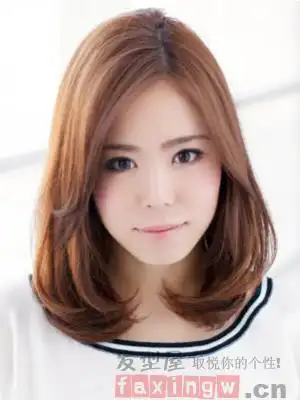 这是一款很适合小脸女生们的一款偏分设计的齐肩内扣烫发发型,白皙的