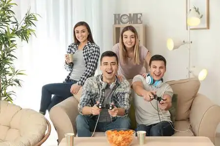 在家玩电子游戏的年轻人照片