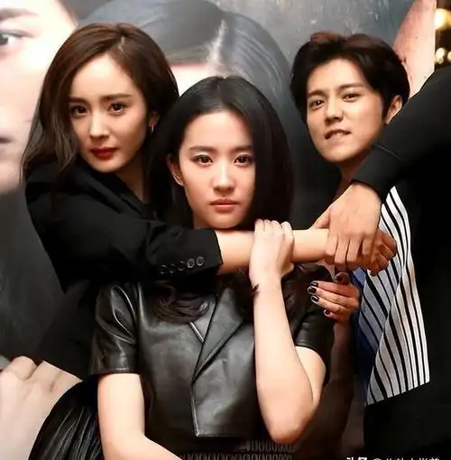 刘亦菲膀大又腰圆算不算顶级美人?看看她和杨幂的合照你就有答案