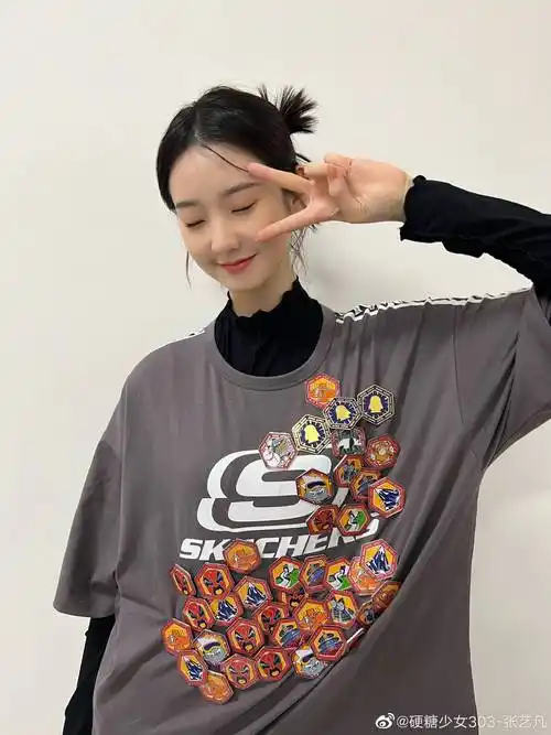 张艺凡微博晒超新星自拍……_徽章_富人_衣服