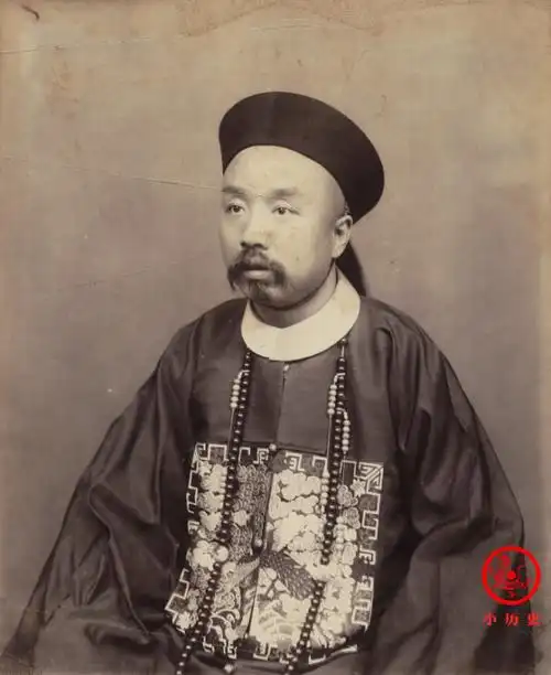 穿补服的清朝文官.