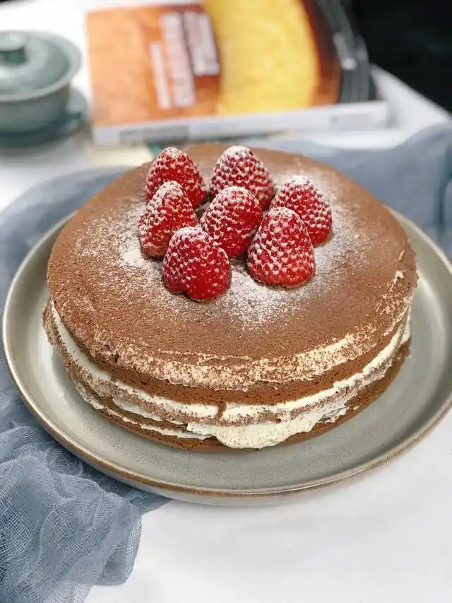 巧克力蛋糕不用买,5个鸡蛋教你在家做,香滑细腻,1分钟就能学会