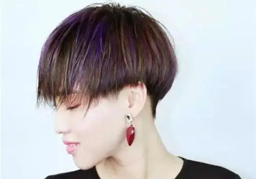 小号的短发 烫发发型,在发顶上梳的头发也有几分凌乱的感觉