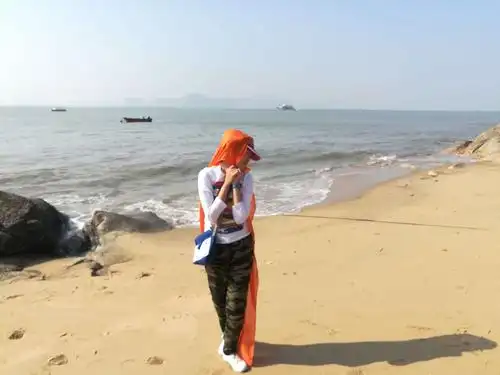 海边,妹妹与橘色纱巾的故事,中国年轻大妈