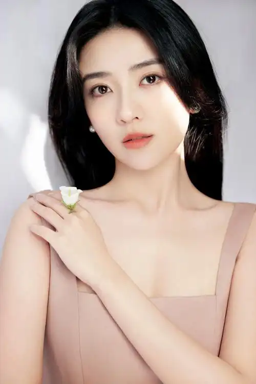 梁洁粉色吊带裙造型##梁洁午后春光随拍