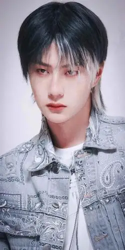 王一博壁纸:冷峻的眼神,梦幻风蓝白挑染长发,潮流中带几分不羁