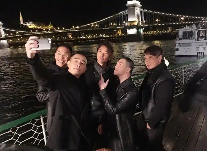 虽然以黑社会为题材,但以著重表现江湖中的义气及深厚的兄弟情谊