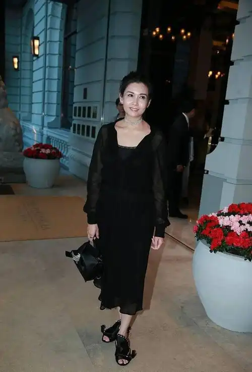 邱淑贞年纪虽然大了气质反倒更优雅黑色休闲装简单却不一般