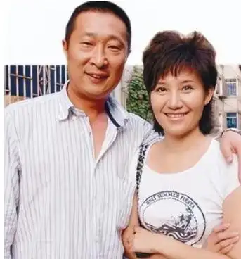 没钱没貌这5位走向巅峰的丑男演员老婆竟一个比一个漂亮