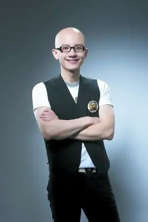 网曝某光头选秀歌手卷入吸毒事件已被警方带走3